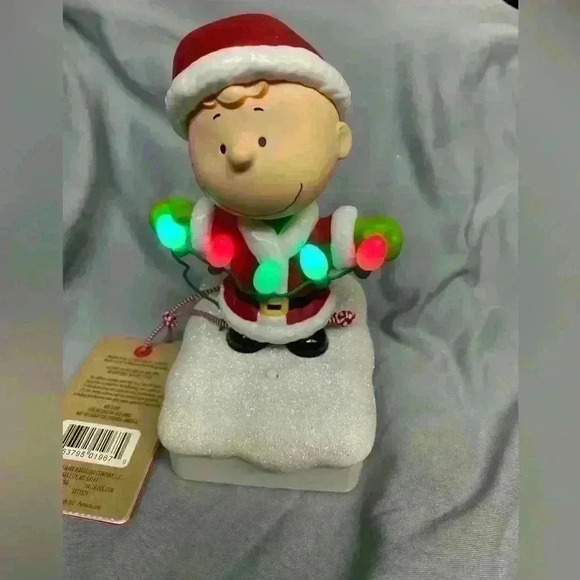 Hallmark 2015 Peanuts Gang Christmas Music and Light Show featuring Linus NWT - Picture 8 of 16